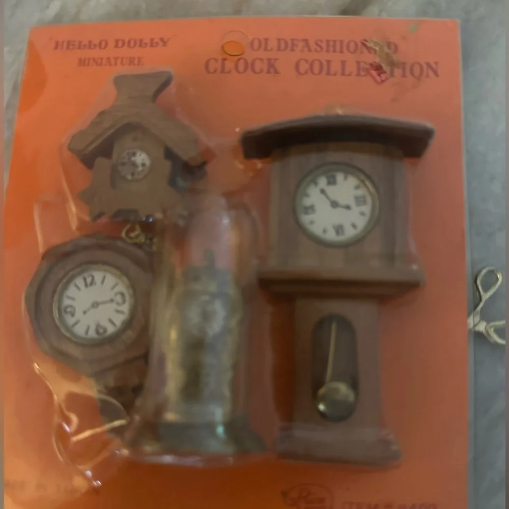 Vintage Hello Dolly Old Fashioned Clock Collection - Brown Miniature Wall Decor